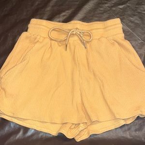 Yellow shorts with pockets and a tie